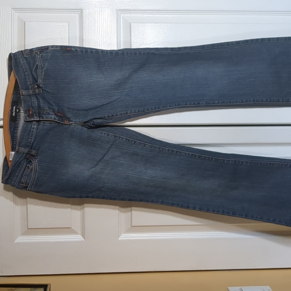 **Daisy Fuentes petite jean size 4P